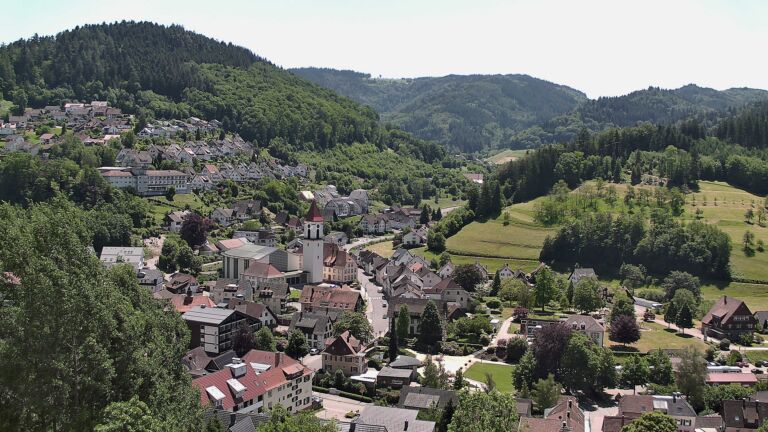 Dieses Bild zeigt eine Webcam-Aufnahme von Ottenhöfen, aufgenommen am Freitag, den 29.05.2026 um 13:20 Uhr