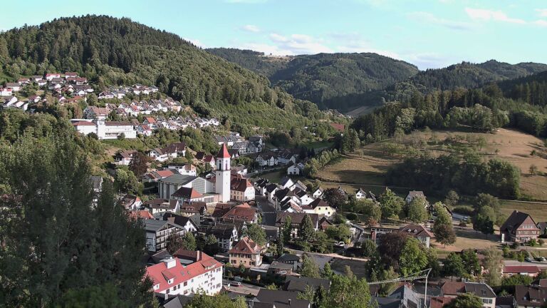 Dieses Bild zeigt eine Webcam-Aufnahme von Ottenhöfen, aufgenommen am Freitag, den 07.08.2026 um 19:10 Uhr