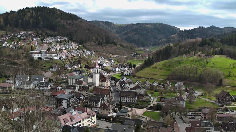 Dieses Bild zeigt eine Webcam-Aufnahme von Ottenhöfen, aufgenommen am Sonntag, den 05.04.2026 um 16:00 Uhr