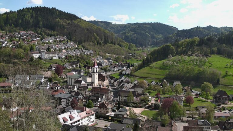 Dieses Bild zeigt eine Webcam-Aufnahme von Ottenhöfen, aufgenommen am Samstag, den 18.04.2026 um 15:30 Uhr