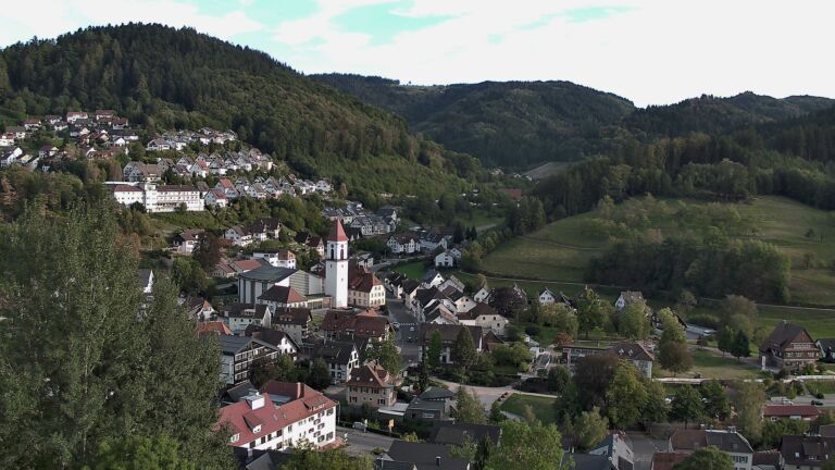 Dieses Bild zeigt eine Webcam-Aufnahme von Ottenhöfen, aufgenommen am Samstag, den 12.09.2026 um 18:30 Uhr