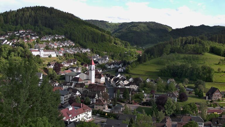 Dieses Bild zeigt eine Webcam-Aufnahme von Ottenhöfen, aufgenommen am Freitag, den 15.05.2026 um 18:30 Uhr