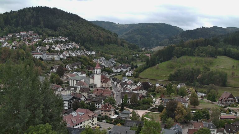 Dieses Bild zeigt eine Webcam-Aufnahme von Ottenhöfen, aufgenommen am Donnerstag, den 01.10.2026 um 13:50 Uhr