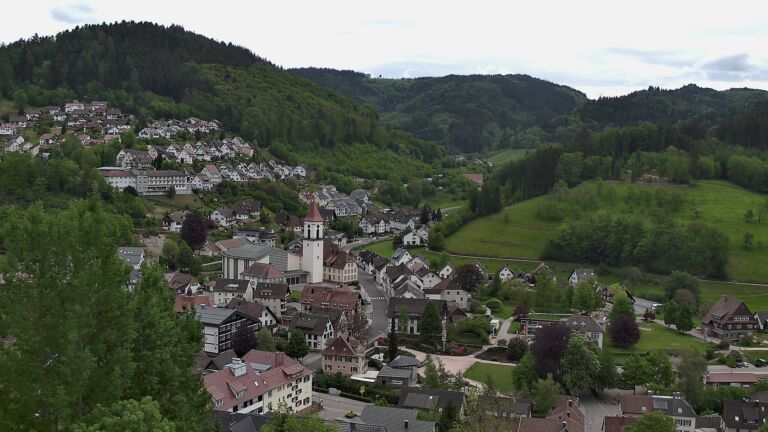 Dieses Bild zeigt eine Webcam-Aufnahme von Ottenhöfen, aufgenommen am Montag, den 04.05.2026 um 14:00 Uhr