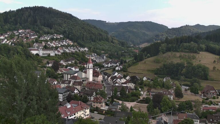 Dieses Bild zeigt eine Webcam-Aufnahme von Ottenhöfen, aufgenommen am Freitag, den 31.07.2026 um 18:30 Uhr