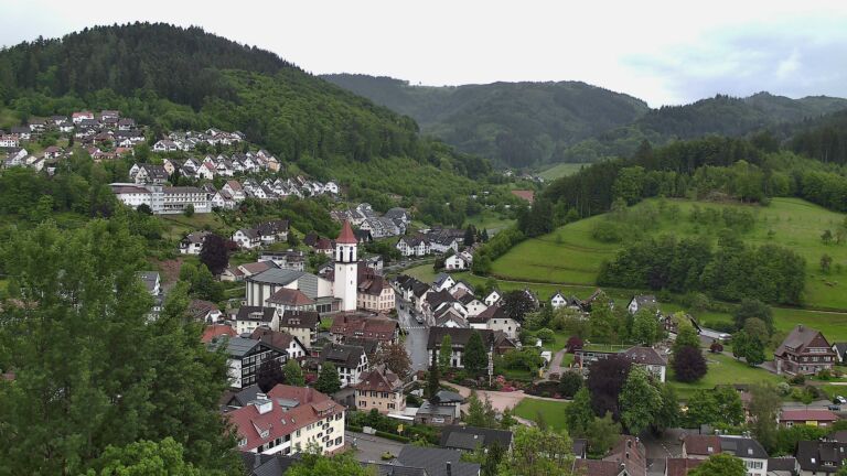 Dieses Bild zeigt eine Webcam-Aufnahme von Ottenhöfen, aufgenommen am Freitag, den 15.05.2026 um 17:20 Uhr