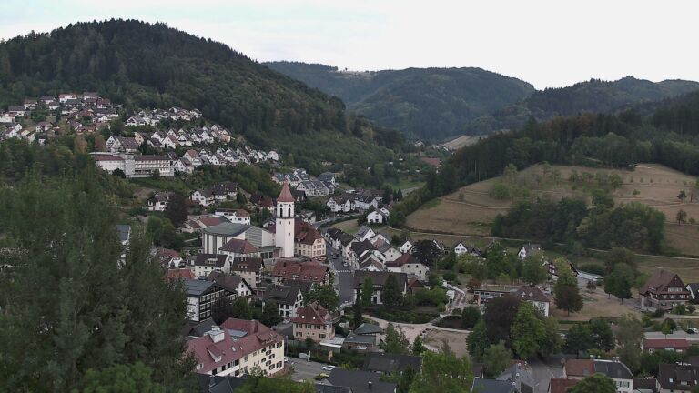 Dieses Bild zeigt eine Webcam-Aufnahme von Ottenhöfen, aufgenommen am Sonntag, den 16.08.2026 um 19:30 Uhr