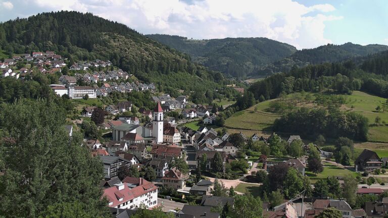 Dieses Bild zeigt eine Webcam-Aufnahme von Ottenhöfen, aufgenommen am Samstag, den 27.06.2026 um 17:00 Uhr