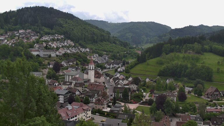 Dieses Bild zeigt eine Webcam-Aufnahme von Ottenhöfen, aufgenommen am Sonntag, den 10.05.2026 um 13:10 Uhr