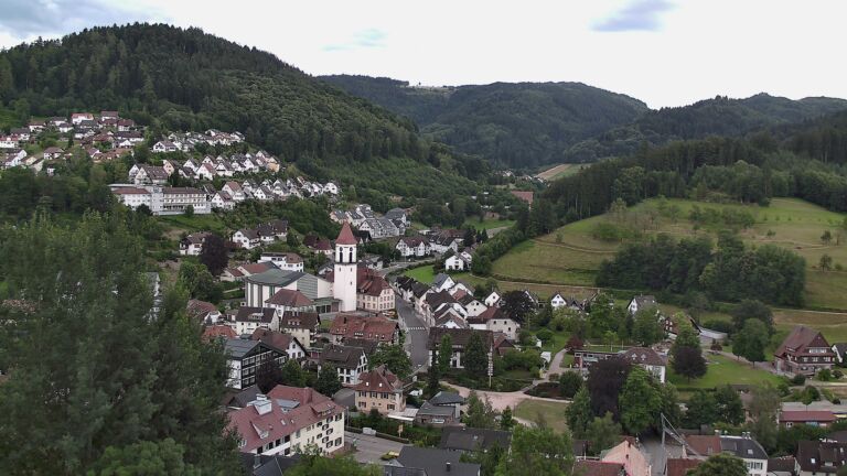 Dieses Bild zeigt eine Webcam-Aufnahme von Ottenhöfen, aufgenommen am Sonntag, den 05.07.2026 um 19:10 Uhr