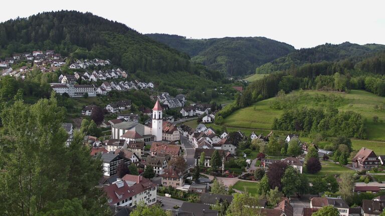 Dieses Bild zeigt eine Webcam-Aufnahme von Ottenhöfen, aufgenommen am Sonntag, den 17.05.2026 um 07:10 Uhr