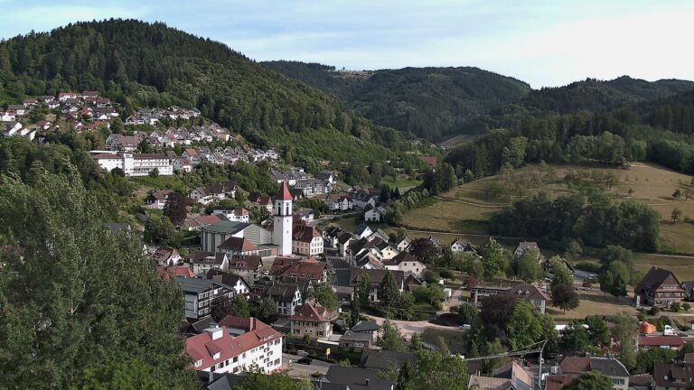 Dieses Bild zeigt eine Webcam-Aufnahme von Ottenhöfen, aufgenommen am Freitag, den 24.07.2026 um 18:30 Uhr
