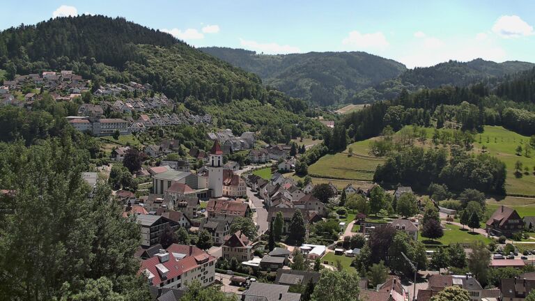 Dieses Bild zeigt eine Webcam-Aufnahme von Ottenhöfen, aufgenommen am Donnerstag, den 18.06.2026 um 13:40 Uhr