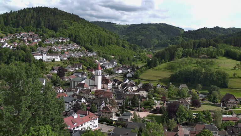Dieses Bild zeigt eine Webcam-Aufnahme von Ottenhöfen, aufgenommen am Donnerstag, den 21.05.2026 um 17:40 Uhr
