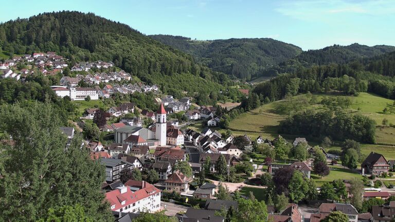 Dieses Bild zeigt eine Webcam-Aufnahme von Ottenhöfen, aufgenommen am Sonntag, den 07.06.2026 um 18:10 Uhr