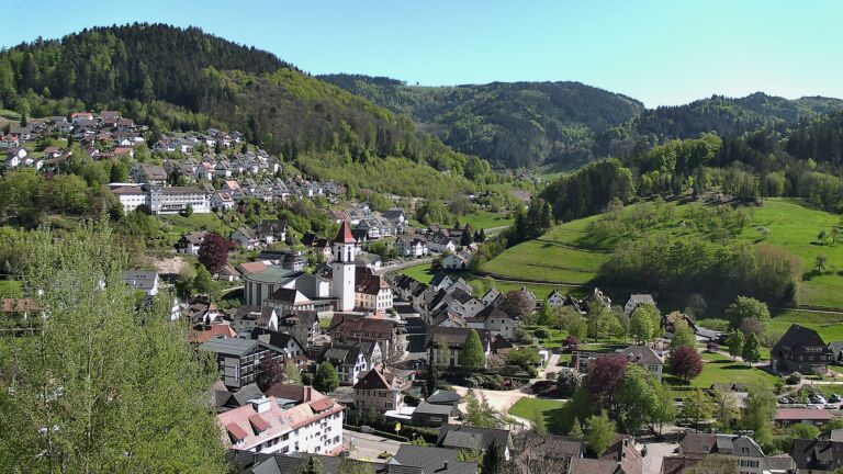 Dieses Bild zeigt eine Webcam-Aufnahme von Ottenhöfen, aufgenommen am Samstag, den 25.04.2026 um 16:00 Uhr