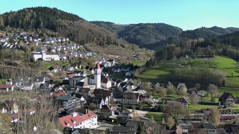 Dieses Bild zeigt eine Webcam-Aufnahme von Ottenhöfen, aufgenommen am Mittwoch, den 08.04.2026 um 18:00 Uhr