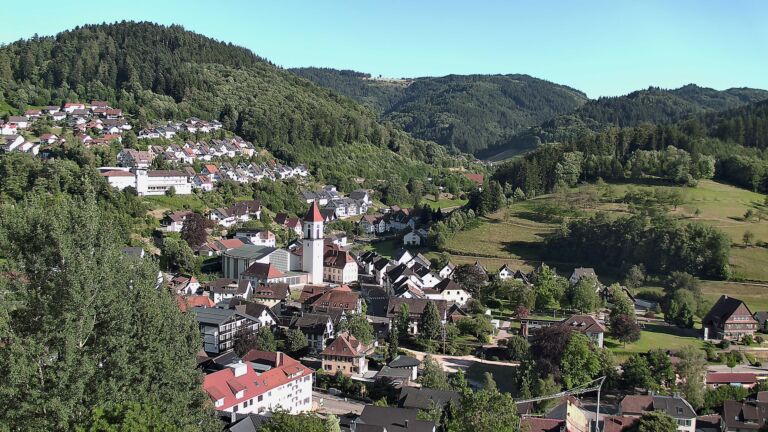 Dieses Bild zeigt eine Webcam-Aufnahme von Ottenhöfen, aufgenommen am Samstag, den 04.07.2026 um 18:50 Uhr