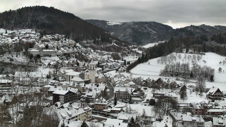 Dieses Bild zeigt eine Webcam-Aufnahme von Ottenhöfen, aufgenommen am Sonntag, den 04.01.2026 um 10:50 Uhr