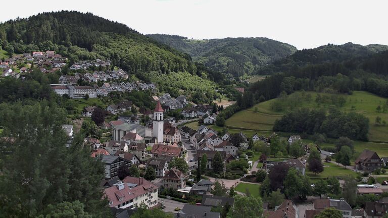 Dieses Bild zeigt eine Webcam-Aufnahme von Ottenhöfen, aufgenommen am Freitag, den 05.06.2026 um 15:00 Uhr