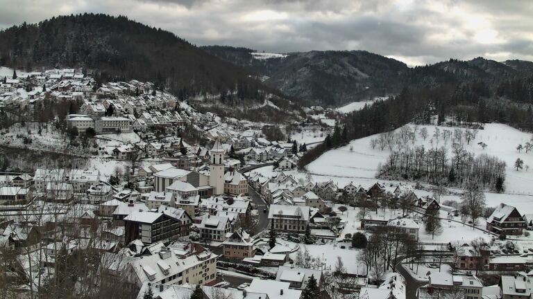 Dieses Bild zeigt eine Webcam-Aufnahme von Ottenhöfen, aufgenommen am Sonntag, den 04.01.2026 um 15:00 Uhr