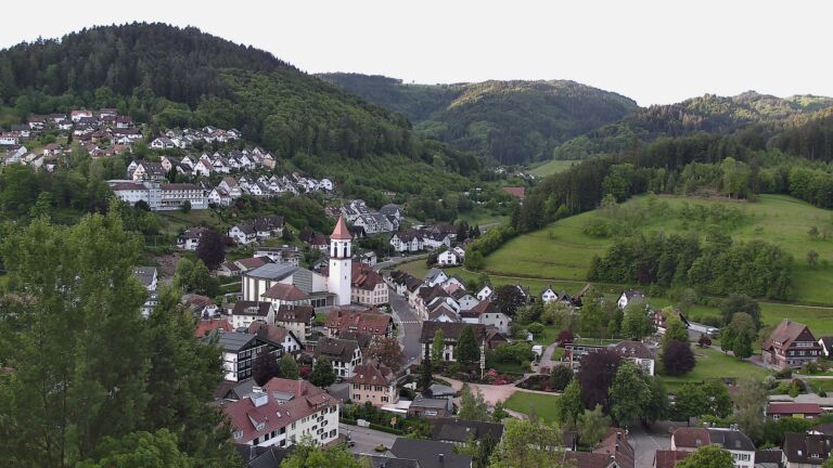 Dieses Bild zeigt eine Webcam-Aufnahme von Ottenhöfen, aufgenommen am Sonntag, den 17.05.2026 um 06:30 Uhr