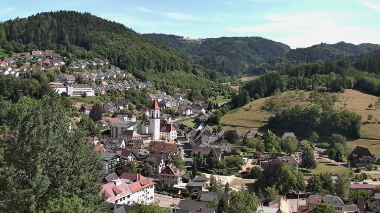 Dieses Bild zeigt eine Webcam-Aufnahme von Ottenhöfen, aufgenommen am Sonntag, den 12.07.2026 um 16:30 Uhr