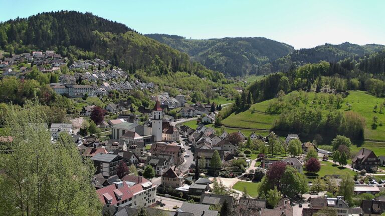 Dieses Bild zeigt eine Webcam-Aufnahme von Ottenhöfen, aufgenommen am Samstag, den 25.04.2026 um 14:00 Uhr