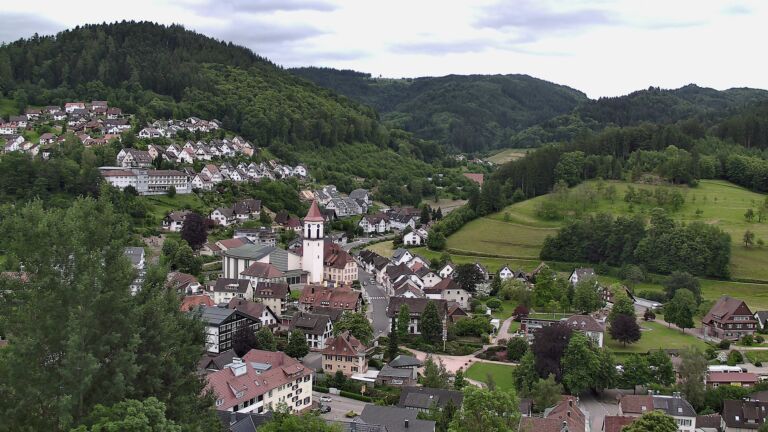 Dieses Bild zeigt eine Webcam-Aufnahme von Ottenhöfen, aufgenommen am Donnerstag, den 04.06.2026 um 08:30 Uhr