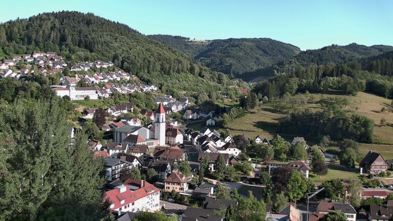 Dieses Bild zeigt eine Webcam-Aufnahme von Ottenhöfen, aufgenommen am Freitag, den 10.07.2026 um 19:20 Uhr
