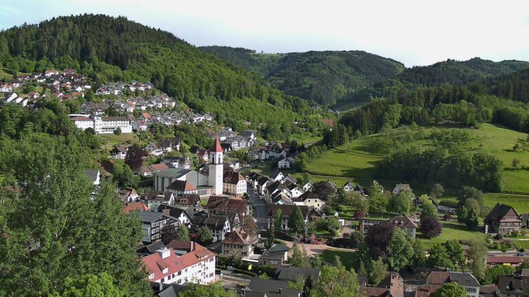 Dieses Bild zeigt eine Webcam-Aufnahme von Ottenhöfen, aufgenommen am Freitag, den 15.05.2026 um 18:10 Uhr