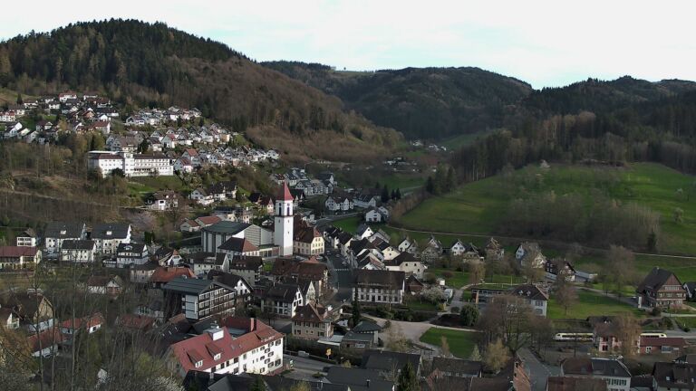 Dieses Bild zeigt eine Webcam-Aufnahme von Ottenhöfen, aufgenommen am Montag, den 06.04.2026 um 19:00 Uhr