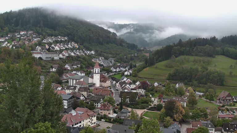 Dieses Bild zeigt eine Webcam-Aufnahme von Ottenhöfen, aufgenommen am Sonntag, den 18.10.2026 um 13:10 Uhr