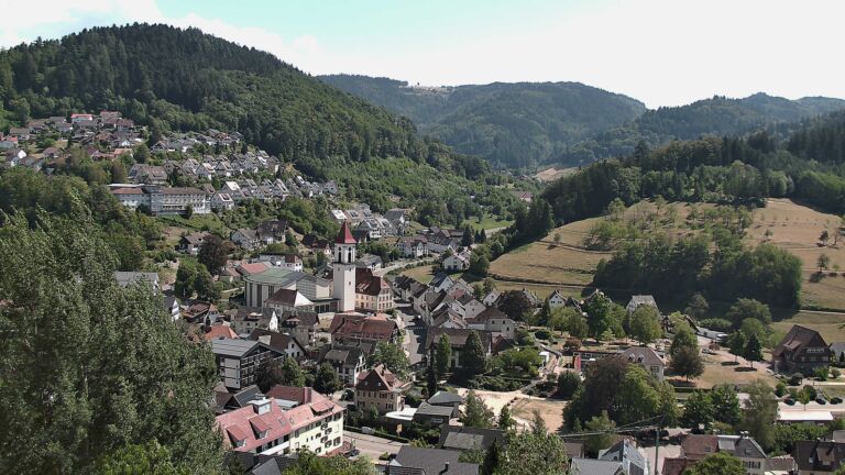 Dieses Bild zeigt eine Webcam-Aufnahme von Ottenhöfen, aufgenommen am Dienstag, den 11.08.2026 um 15:00 Uhr
