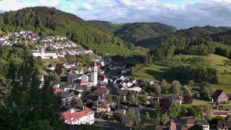 Dieses Bild zeigt eine Webcam-Aufnahme von Ottenhöfen, aufgenommen am Sonntag, den 17.05.2026 um 19:30 Uhr