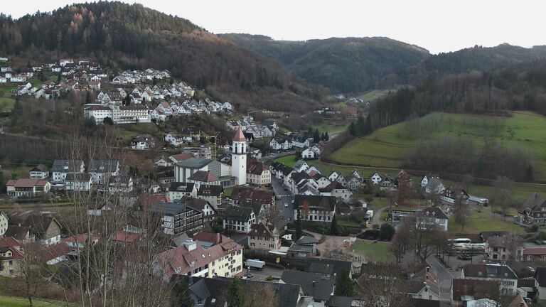 Dieses Bild zeigt eine Webcam-Aufnahme von Ottenhöfen, aufgenommen am Donnerstag, den 18.12.2025 um 15:50 Uhr