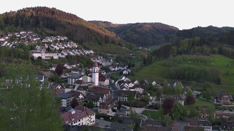 Dieses Bild zeigt eine Webcam-Aufnahme von Ottenhöfen, aufgenommen am Samstag, den 25.04.2026 um 20:10 Uhr