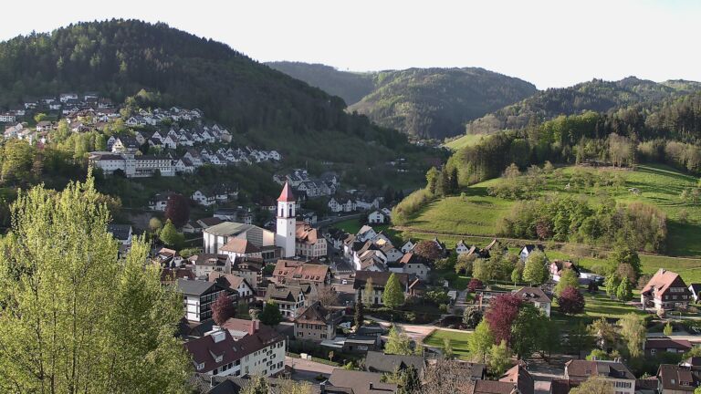 Dieses Bild zeigt eine Webcam-Aufnahme von Ottenhöfen, aufgenommen am Sonntag, den 26.04.2026 um 08:00 Uhr