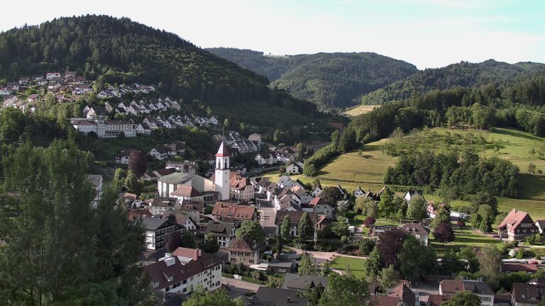 Dieses Bild zeigt eine Webcam-Aufnahme von Ottenhöfen, aufgenommen am Sonntag, den 07.06.2026 um 08:10 Uhr