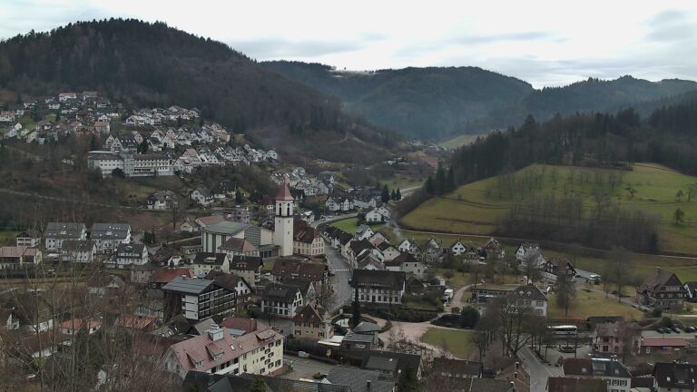 Dieses Bild zeigt eine Webcam-Aufnahme von Ottenhöfen, aufgenommen am Dienstag, den 27.01.2026 um 13:30 Uhr