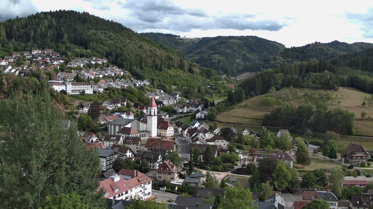 Dieses Bild zeigt eine Webcam-Aufnahme von Ottenhöfen, aufgenommen am Freitag, den 28.08.2026 um 17:50 Uhr