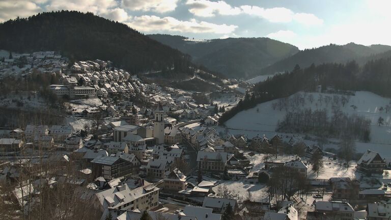 Dieses Bild zeigt eine Webcam-Aufnahme von Ottenhöfen, aufgenommen am Montag, den 05.01.2026 um 13:20 Uhr