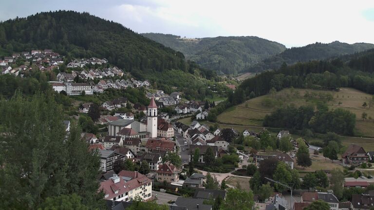 Dieses Bild zeigt eine Webcam-Aufnahme von Ottenhöfen, aufgenommen am Dienstag, den 04.08.2026 um 17:00 Uhr