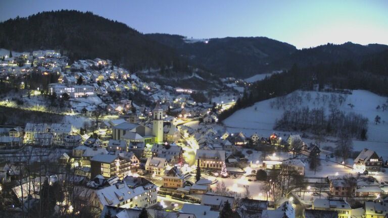 Dieses Bild zeigt eine Webcam-Aufnahme von Ottenhöfen, aufgenommen am Montag, den 05.01.2026 um 17:30 Uhr