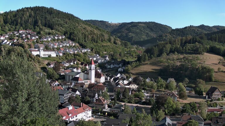 Dieses Bild zeigt eine Webcam-Aufnahme von Ottenhöfen, aufgenommen am Mittwoch, den 19.08.2026 um 18:30 Uhr