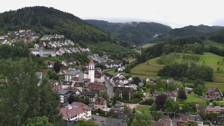 Dieses Bild zeigt eine Webcam-Aufnahme von Ottenhöfen, aufgenommen am Freitag, den 12.06.2026 um 18:20 Uhr
