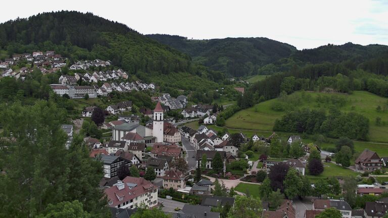 Dieses Bild zeigt eine Webcam-Aufnahme von Ottenhöfen, aufgenommen am Dienstag, den 19.05.2026 um 18:40 Uhr