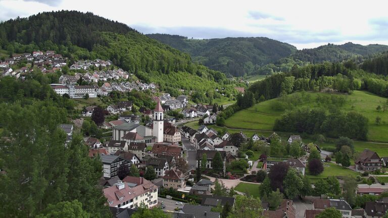 Dieses Bild zeigt eine Webcam-Aufnahme von Ottenhöfen, aufgenommen am Dienstag, den 12.05.2026 um 17:00 Uhr