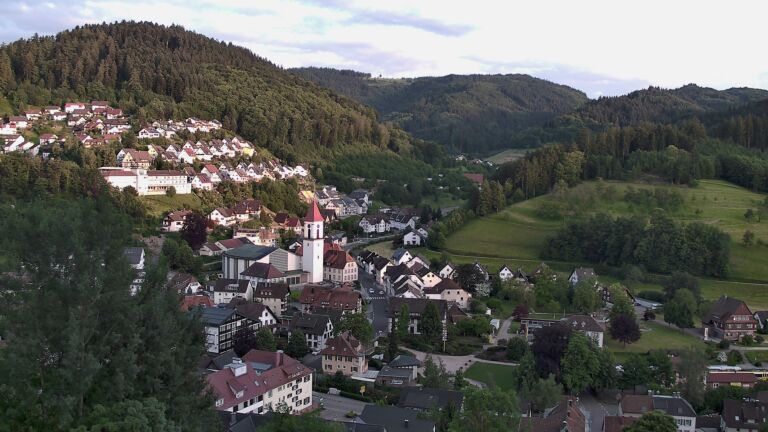 Dieses Bild zeigt eine Webcam-Aufnahme von Ottenhöfen, aufgenommen am Montag, den 01.06.2026 um 20:40 Uhr