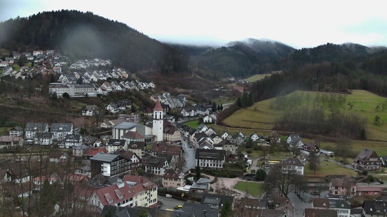 Dieses Bild zeigt eine Webcam-Aufnahme von Ottenhöfen, aufgenommen am Montag, den 16.02.2026 um 17:00 Uhr